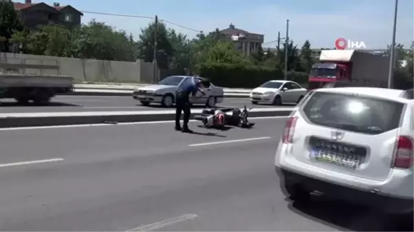 Kırmızı ışığın yandığını fark etmeyen otomobil motosiklete çarptı