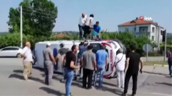 Devrilen ambulanstaki sağlık personeli vatandaş tarafından böyle kurtarıldı