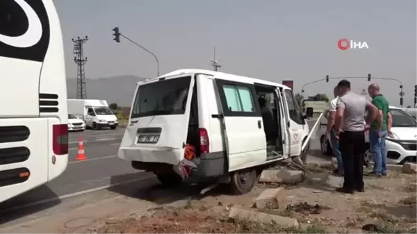 Antalya'da yolcu otobüsüyle personel servis minibüsü çarpıştı: 1 ölü