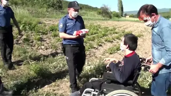 Polisin doğum günü sürprizi engelli çocuğu duygulandırdı