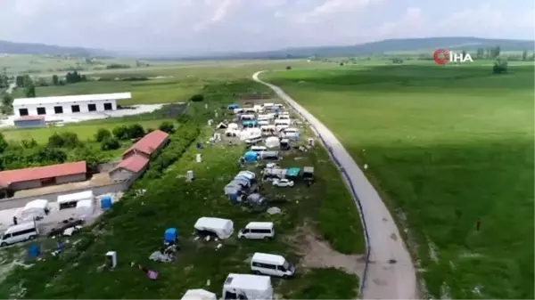 Maskesiz, sosyal mesafesiz karantina... 200 kişilik çadır kentte yaşayanlar uyarılara pek de...