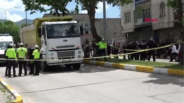 Son dakika haberi! ERZURUM Bisikletiyle kamyon altında kaldı, yakınları fenalık geçirdi