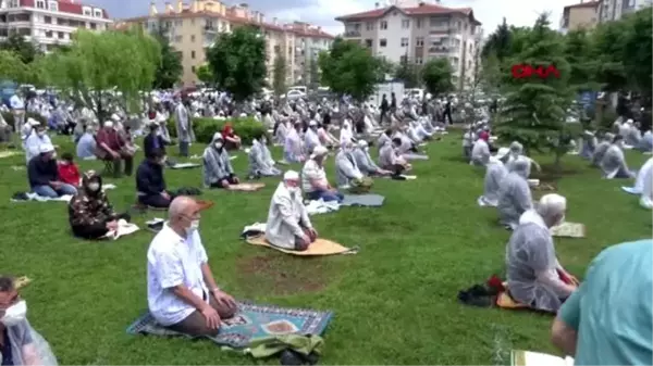 Son dakika haberleri! Eskişehir Dede Korkut Parkı'nda 5 bin kişi cuma namazı kıldı