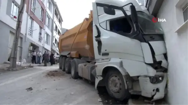 Park halinde freni boşalan hafriyat kamyonu binaya daldı