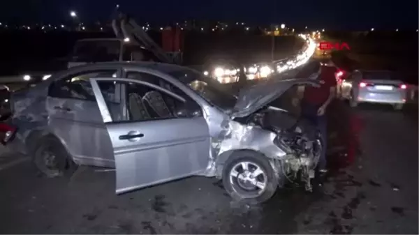 Aydınlatma direğine çarpan otomobildeki 2 kişi yaralandı