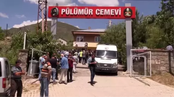 Fransa'da evlerinin havuzunda ölü bulunan anne ile çocukları toprağa verildi