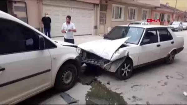 Bursa'da, otomobil ile hafif ticari araç çarpıştı: 2 yaralı