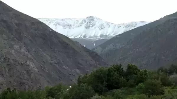 Erzincan'ın yüksek kesimleri haziranda beyaza büründü