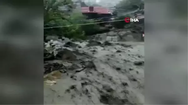 Nallıhan'da dolu ve sağanak yağış...2 ev sel suları altında kaldı, bir evin garajı çöktü