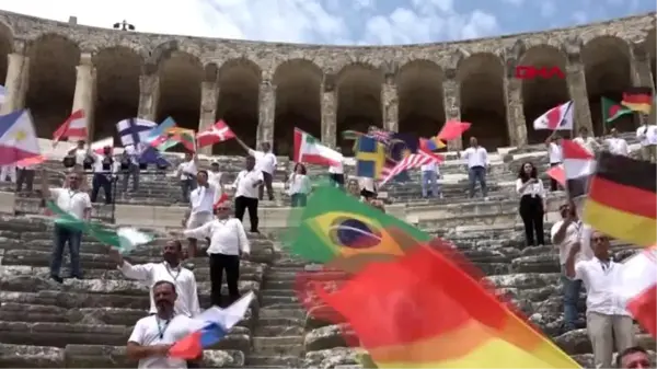 ANTALYA Rehberler Aspendos'tan dünyaya, 'sizi bekliyoruz' diye seslendi