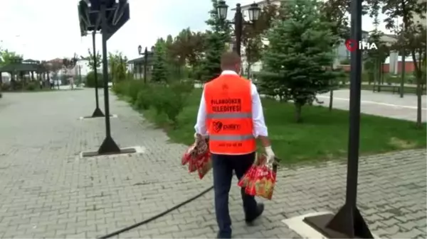 Çocuklar bu maskeleri takmak için sıraya giriyor