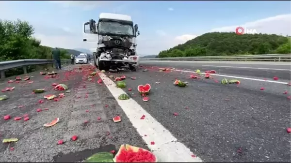 Son dakika haberleri! TEM'de kaza sonrası kamyondaki karpuzlar yola saçıldı