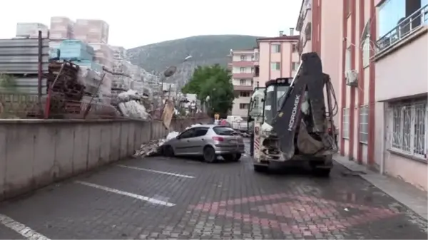 Sağanak nedeniyle inşaat malzemeleri otoparktaki araçların üzerine devrildi