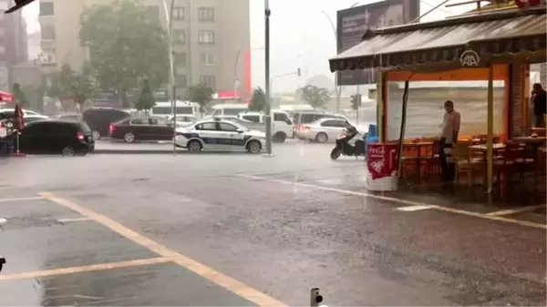 Sağanak nedeniyle iş yerlerini su bastı