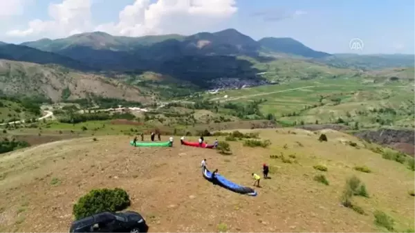 Doğaseverlerden Bakırlı Tepesi'nde yamaç paraşütü keyfi