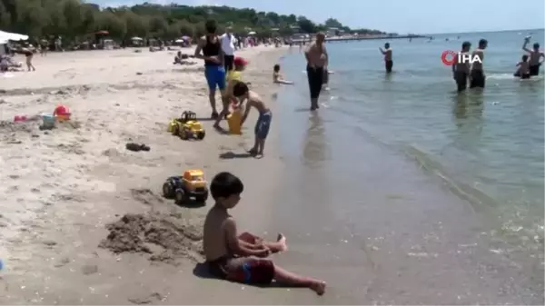 Son dakika haberleri... Menekşe Sahili'nde sosyal mesafe unutuldu