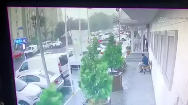 Fırtına nedeniyle araçların üzerine çatı parçaları düştü