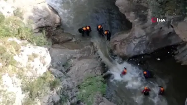 Sel sularına kapılıp kaybolan Derya'yı arama çalışmaları böyle görüntülendi