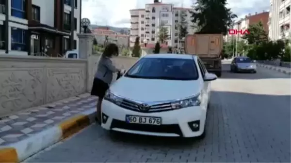 TOKAT Farkındalık için otomobiline maske taktı