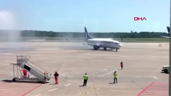 DHA DIŞ ' Köln'den kalkan Anadolu Jet uçağı Su Takı' ile uğurlandı