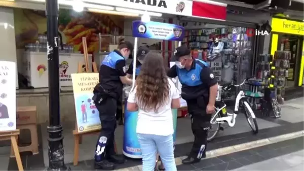 Düzce'de miniklerin maskelerini polis abi ve ablaları verdi