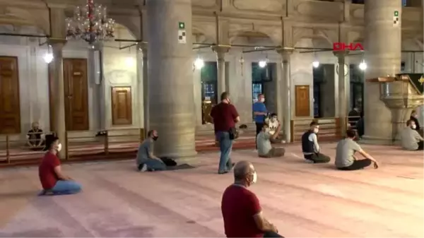 Son Dakika: EYÜP SULTAN CAMİİ'NDE CEMAATLE BİRLİKTE İLK AKŞAM NAMAZI KILINDI