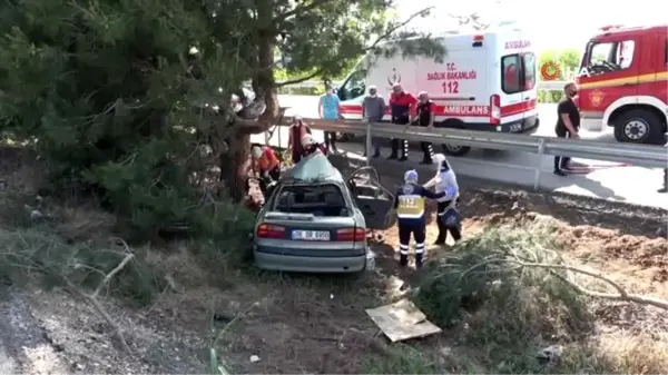 Son Dakika: Kontrolden çıkan otomobil orta refüjdeki ağaca çarptı: 3 kişi yaralandı