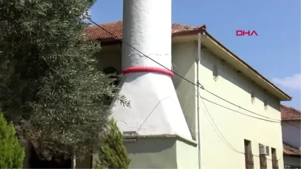 MANİSA Depremde zarar gören Akselendi Mahallesi'ndeki Çarşı Camiİ çatlaklardan dolayı kapatıldı-4