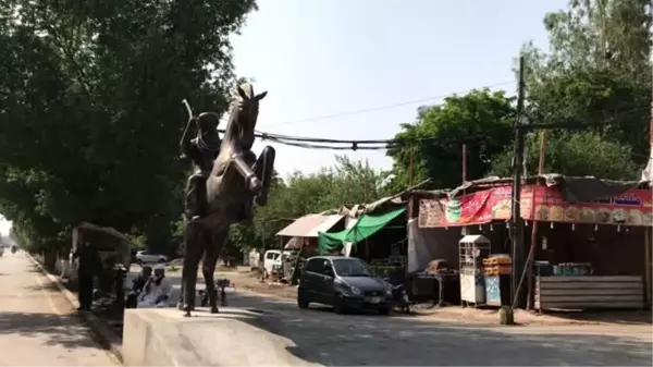 Pakistan'da Ertuğrul Gazi heykeli dikildi - LAHOR