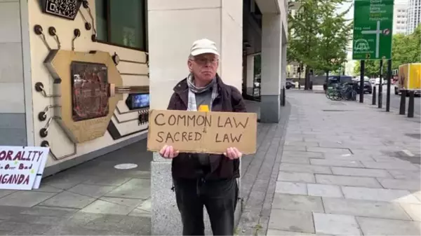 Bir grup Julian Assange destekçisi Londra'da protesto gösterisi düzenledi