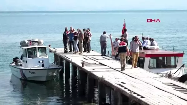 Van Gölü'nde göçmen teknesinin battığı ihbarı, ekipleri harekete geçirdi