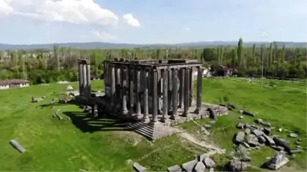 Aizanoi'nin ziyaretçileri nehirde kayıkla 