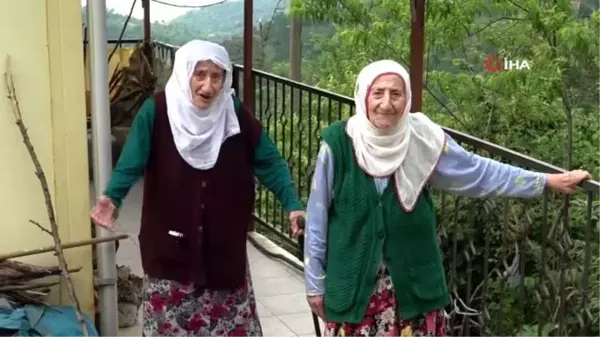 İkiz kalan nineler, 4 ay sonra kardeşlerinin mezarını ziyaret etti