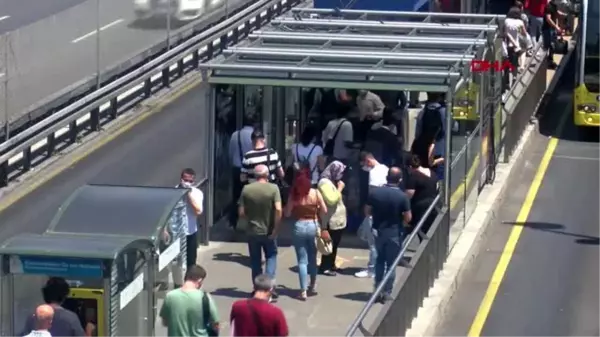 İSTANBUL-ADLİYEDEKİ MİTİNG NEDENİYLE METROBÜS DURAĞI'NDA YOĞUNLUK