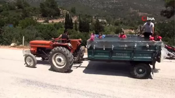 Korona nedeniyle denize gidemeyince traktör kasasında havuz keyfi yaptılar