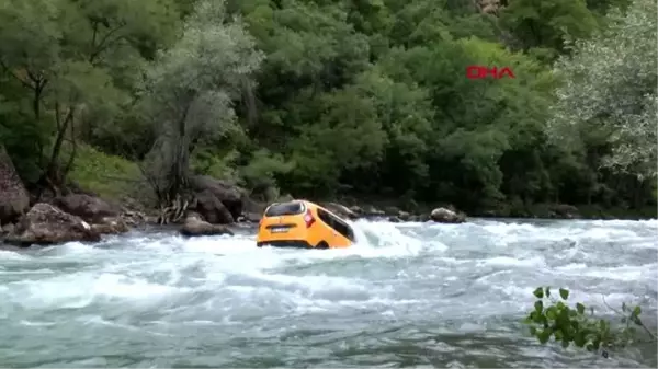 TUNCELİ Munzur Nehri'ne devrilen taksinin sürücüsü kendi imkanıyla kurtuldu