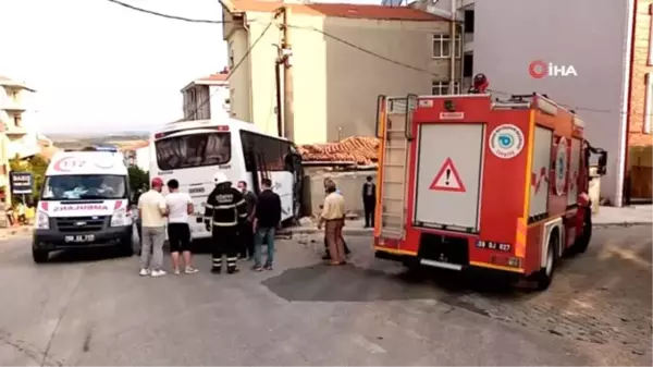 Usta şoför faciayı önledi...Freni patlayan işçi servisini elektrik direği kurtardı: 1 yaralı