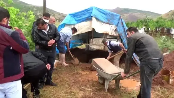 Almanya'da Ren Nehri'nde boğulan anne ve oğlu Muş'ta toprağa verildi