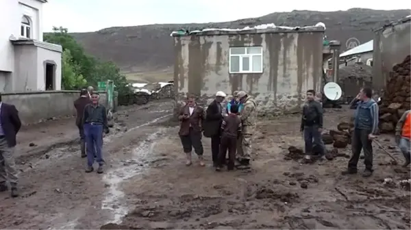 Malazgirt'te dolu tarım alanlarının zarar görmesine yol açtı