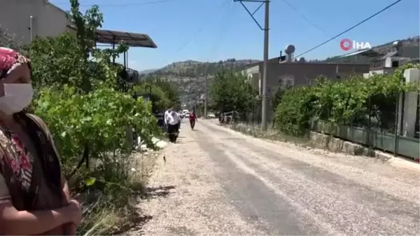 Cinnet getiren baba öldürdüğü kızları ile son yolculuğuna uğurlandı