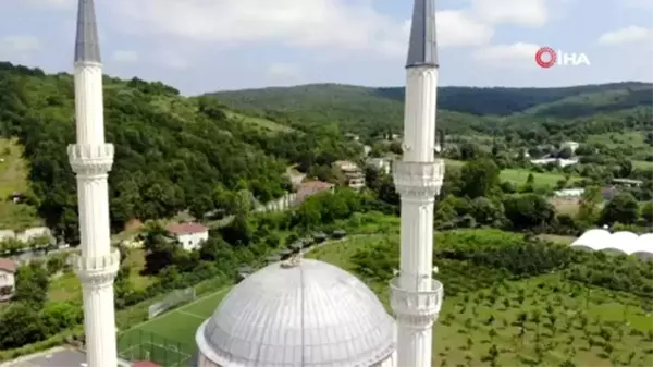 Yapıldığı günden beri leyleklerin yuvası Değirmendere Camii görüntülendi