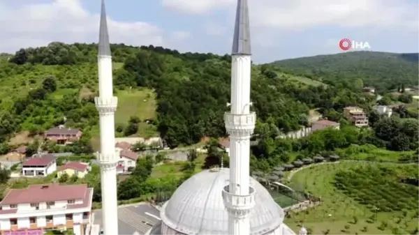 Yapıldığı günden beri leyleklerin yuvası olan Değirmendere Camii böyle görüntülendi