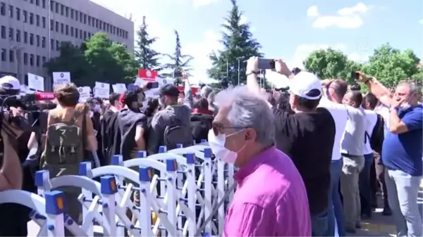 Baroların izinsiz yürüyüşüne polis müdahalesi