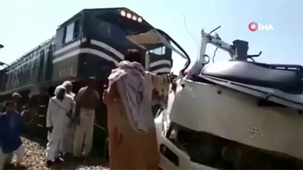 Pakistan'da tren, yolcu otobüsüne çarptı: 19 ölü