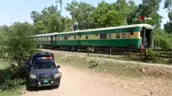 Pakistan'da tren, yolcu otobüsüne çarptı: 19 ölü