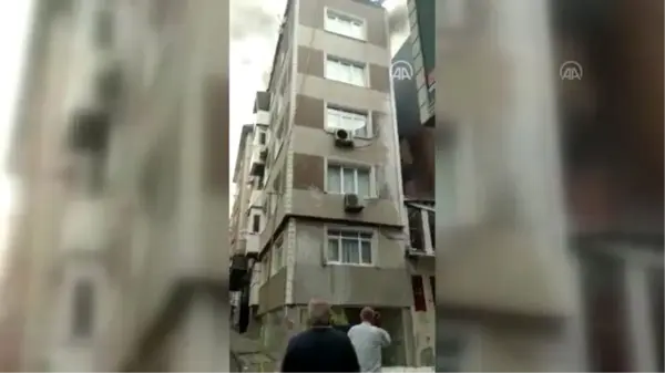 Fatih'te, müstakil evde başlayan ve yandaki apartmanlara da sirayet eden yangın söndürüldü