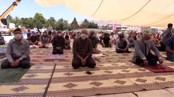 FETÖ'nün darbe girişiminin 4. yılında binlerce kişi Cumhuriyet Meydanı'nda toplandı