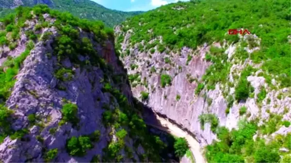 Küre Dağları Milli Parkı'nda kanyon içindeki şelaleye yoğun ilgi