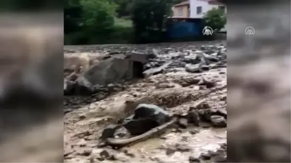 Sağanak nedeniyle kapanan köy yolları ulaşıma açıldı