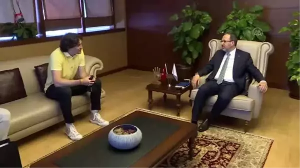 Bakan Kasapoğlu, milli basketbolcu Cedi Osman'ı ağırladı